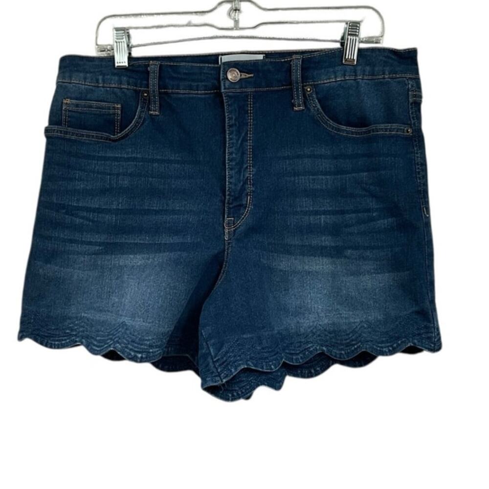 Crown & Ivy™ Women's Scallop Hem Shorts Size 14